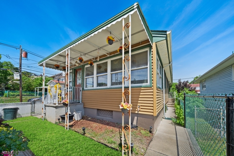 137 Day St Property Photo 1
