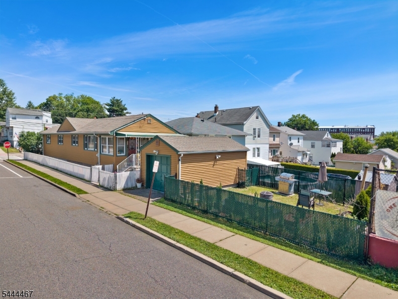 137 Day St Property Photo 2