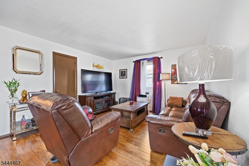 137 Day St Property Photo 4