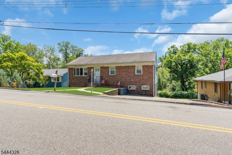 7 Cayuga Ave Property Photo 2