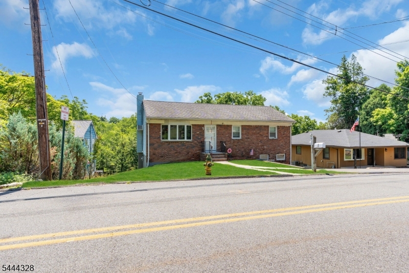 7 Cayuga Ave Property Photo 3