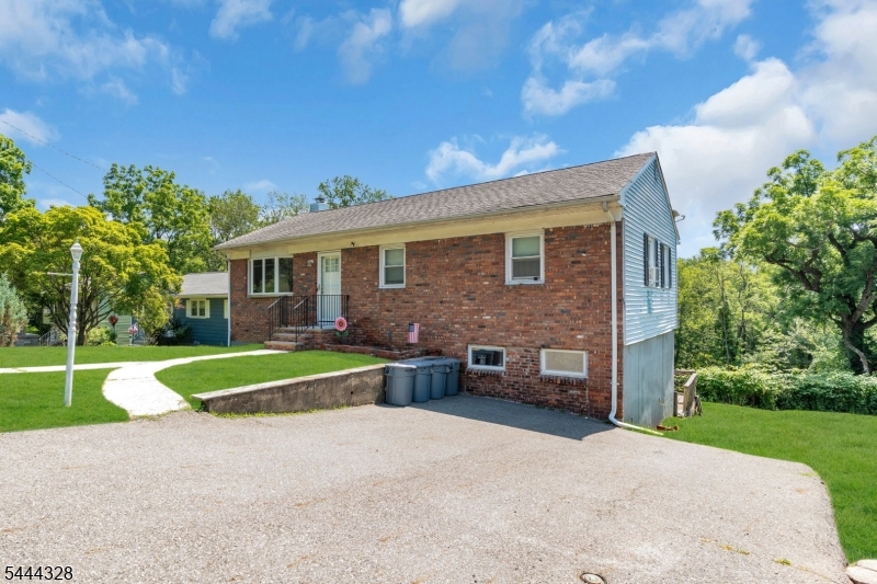 7 Cayuga Ave Property Photo 4