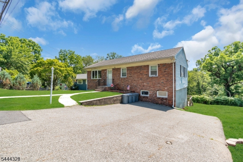 7 Cayuga Ave Property Photo 5