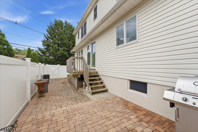580 Center St Property Photo 34