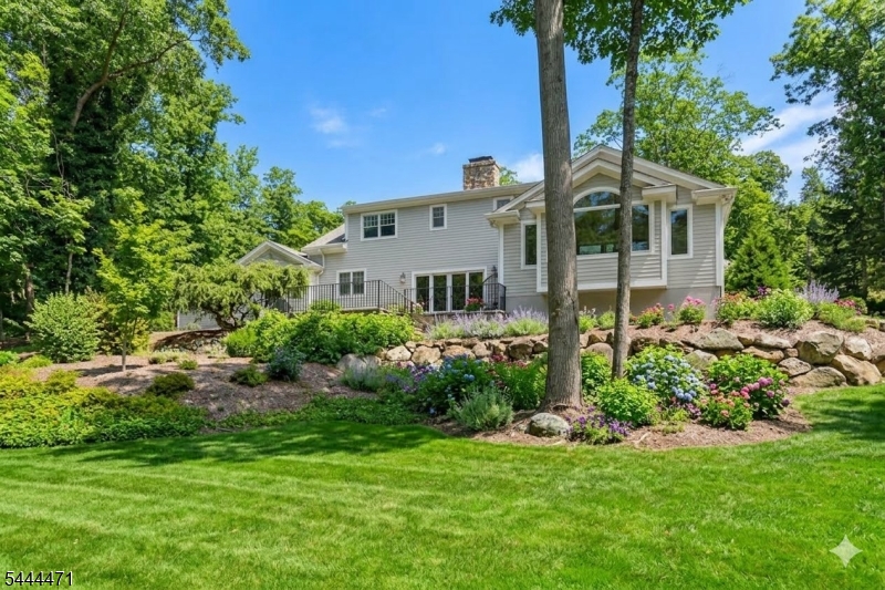 5 Winding Way Property Photo 3