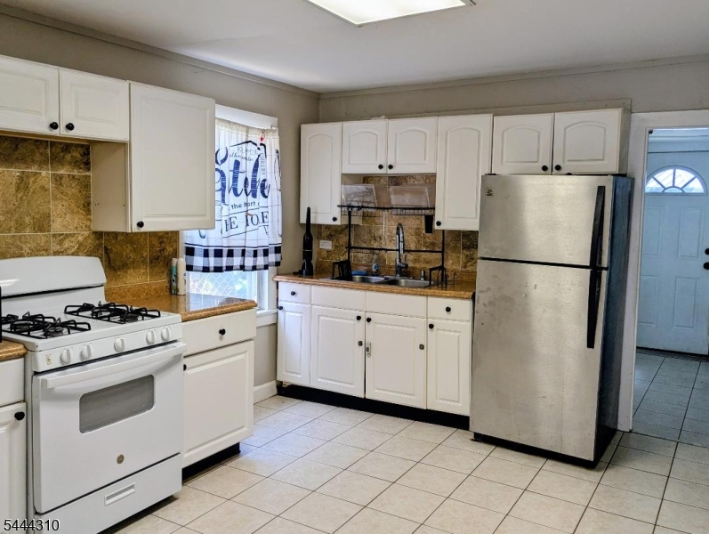 13 Lewis St Property Photo 4