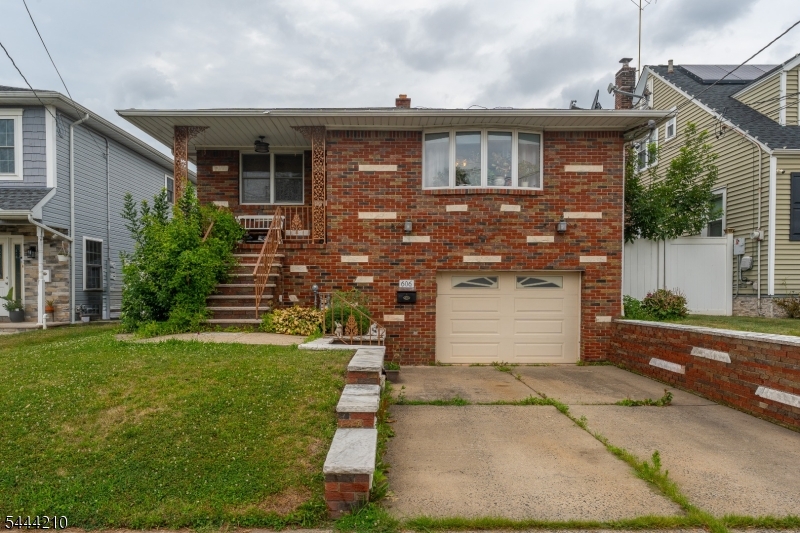 606 Knopf St Property Photo 1