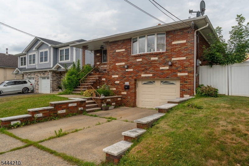 606 Knopf St Property Photo 3