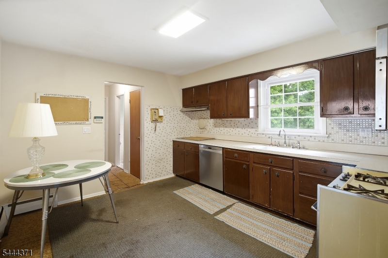378 Forest Hill Way Property Photo 6
