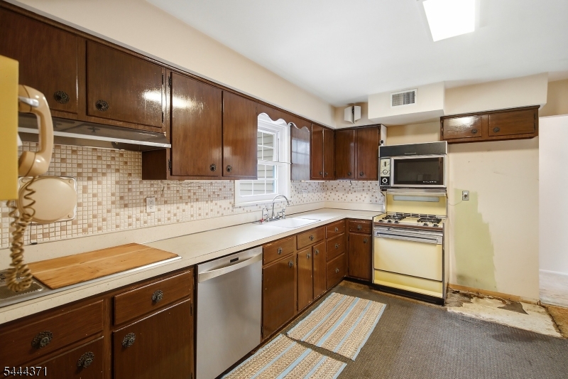 378 Forest Hill Way Property Photo 8