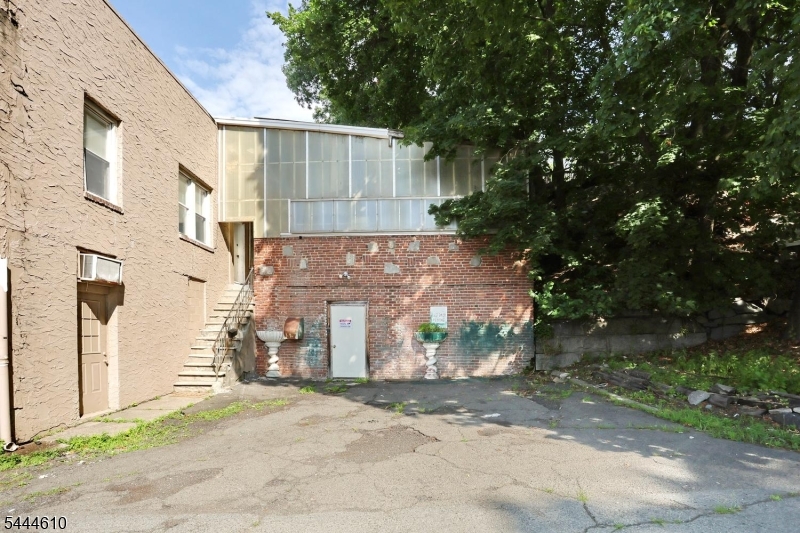 554 W Broadway Property Photo 3
