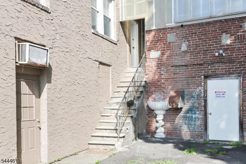 554 W Broadway Property Photo 4