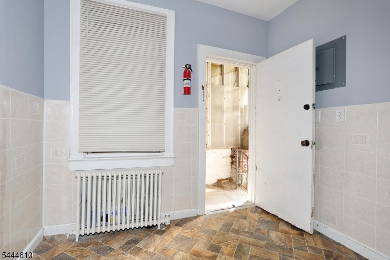 554 W Broadway Property Photo 5