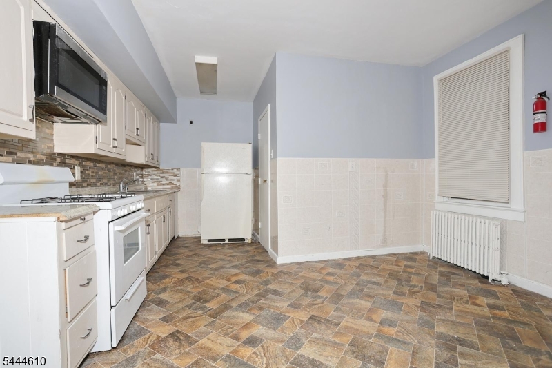 554 W Broadway Property Photo 6