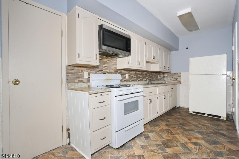 554 W Broadway Property Photo 7