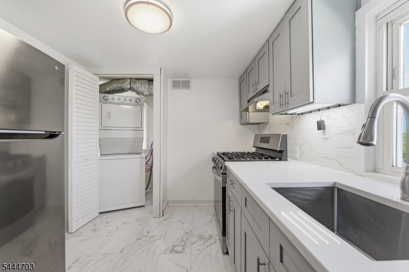 76 Schuyler Ave 2 Property Photo 6