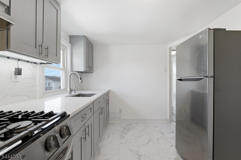76 Schuyler Ave 2 Property Photo 7