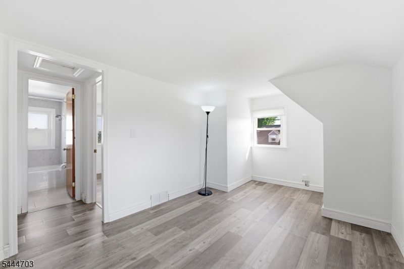 76 Schuyler Ave 2 Property Photo 8