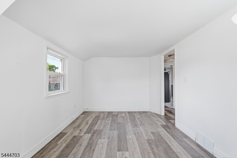 76 Schuyler Ave 2 Property Photo 9