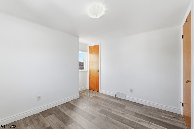 76 Schuyler Ave 2 Property Photo 11