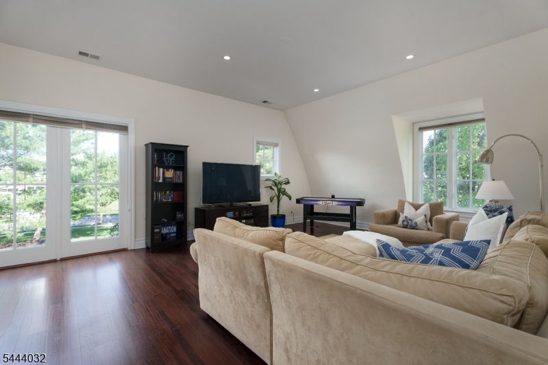 8 Flanders Valley Ct Property Photo 16