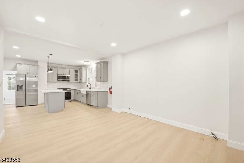 139 W 51st St Property Photo 4