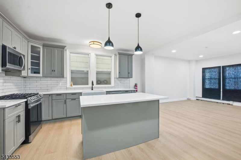 139 W 51st St Property Photo 6
