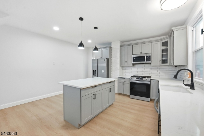 139 W 51st St Property Photo 7