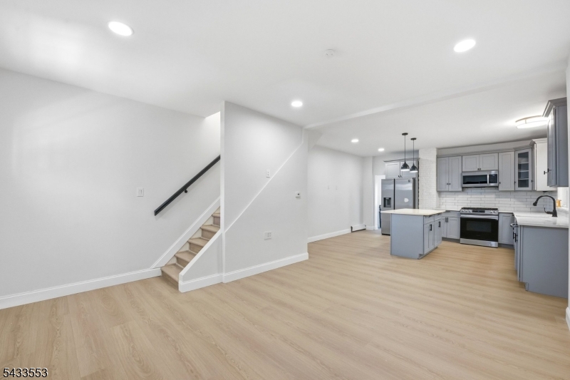 139 W 51st St Property Photo 13