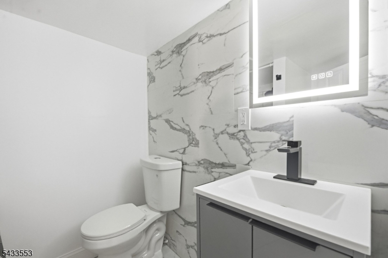 139 W 51st St Property Photo 15
