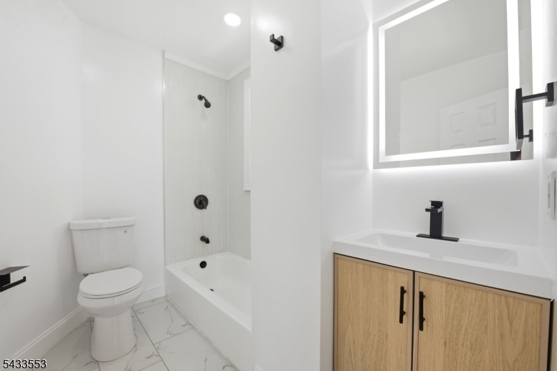 139 W 51st St Property Photo 16