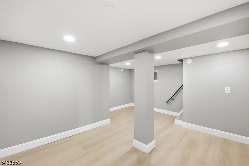 139 W 51st St Property Photo 18