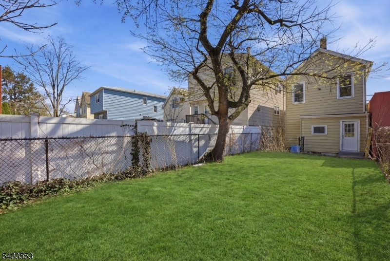 139 W 51st St Property Photo 19