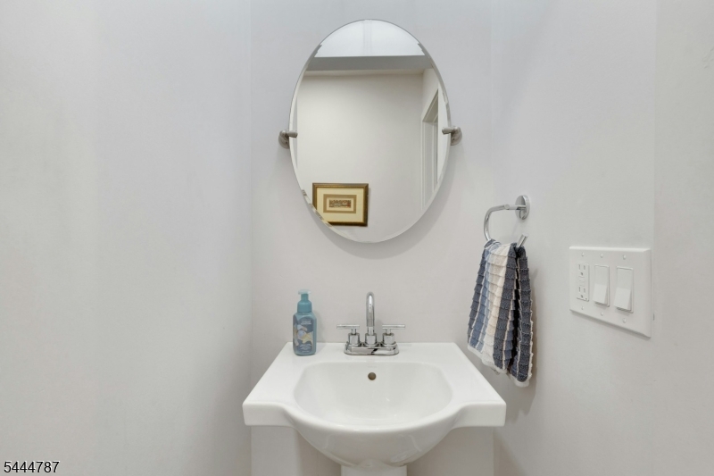 7 Hawthorne Ave Property Photo 28