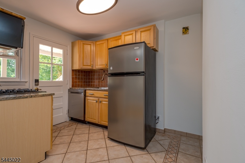 39 Amboy Ave Property Photo 7