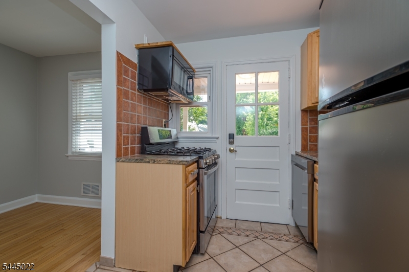 39 Amboy Ave Property Photo 8