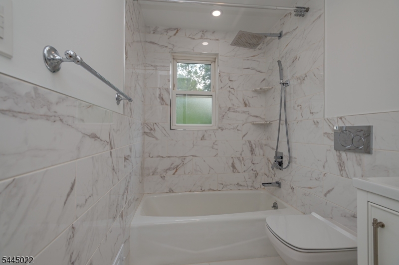 39 Amboy Ave Property Photo 13