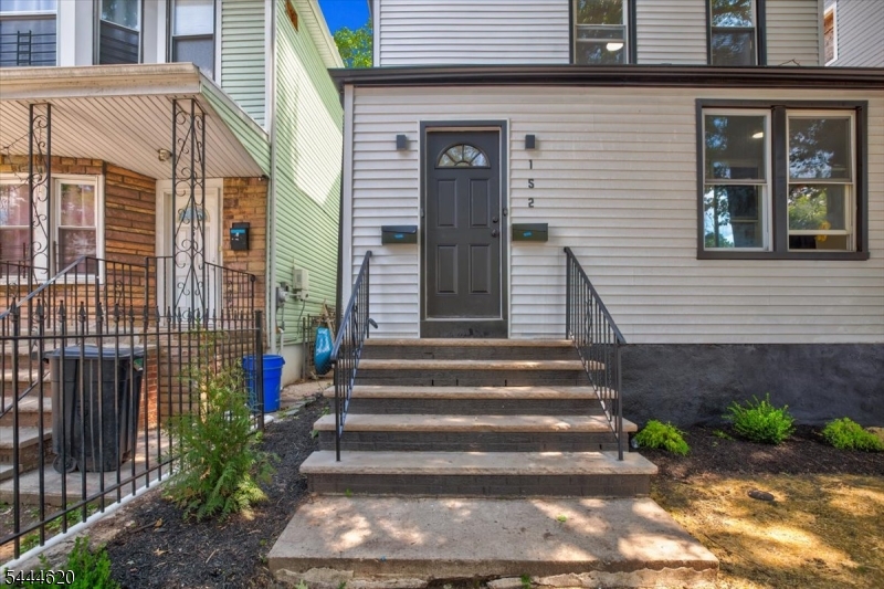 152 N Clinton St Property Photo 2