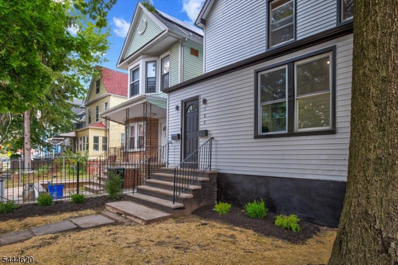152 N Clinton St Property Photo 3