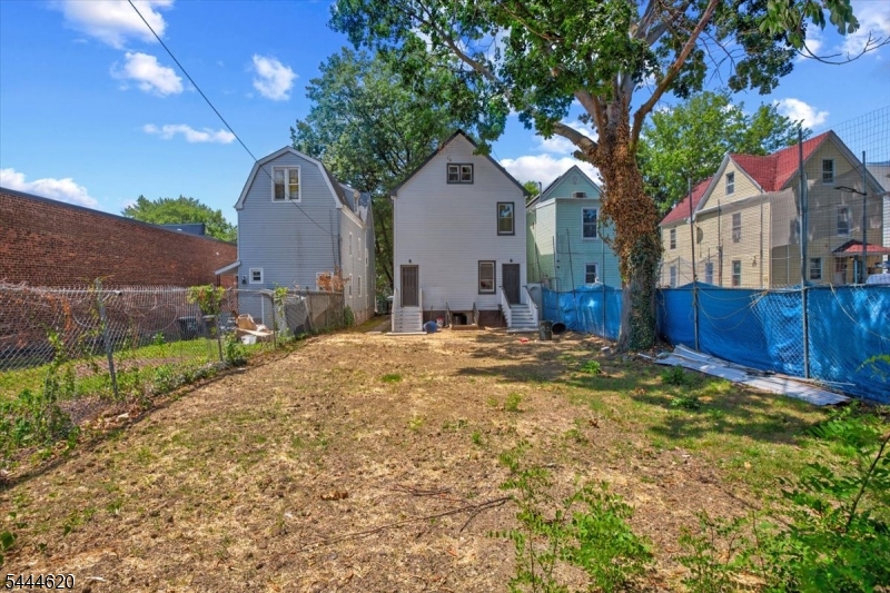 152 N Clinton St Property Photo 4