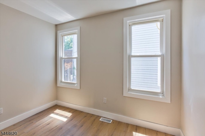 152 N Clinton St Property Photo 15