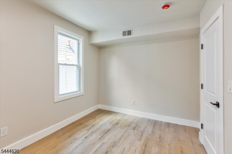 152 N Clinton St Property Photo 31