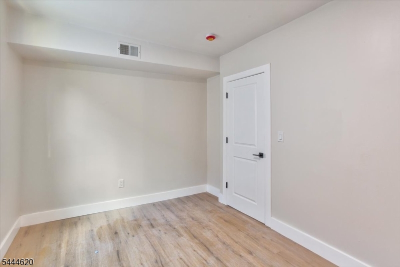 152 N Clinton St Property Photo 32