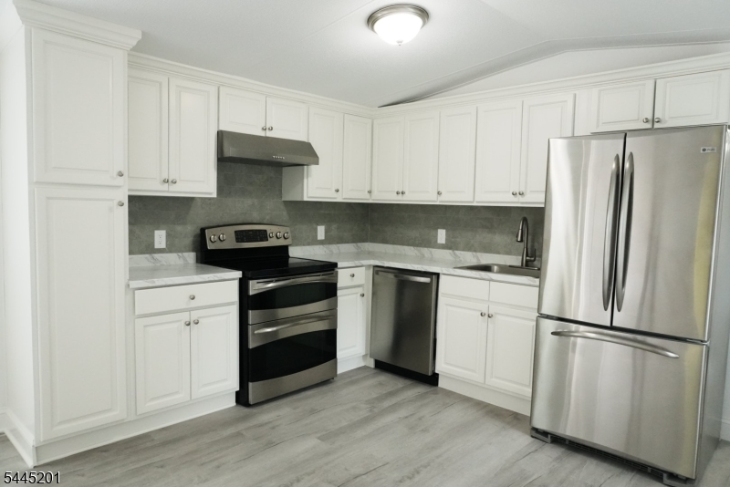15 3rd St Property Photo 4