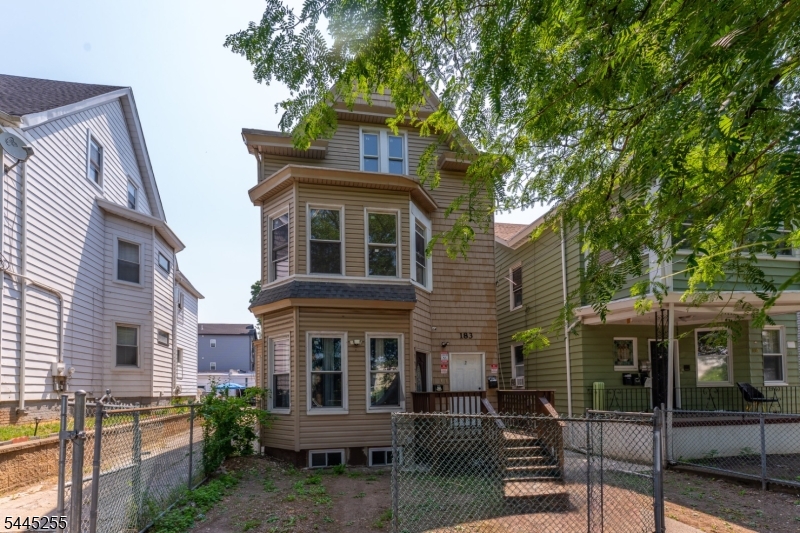 183 Graham Ave Property Photo 1