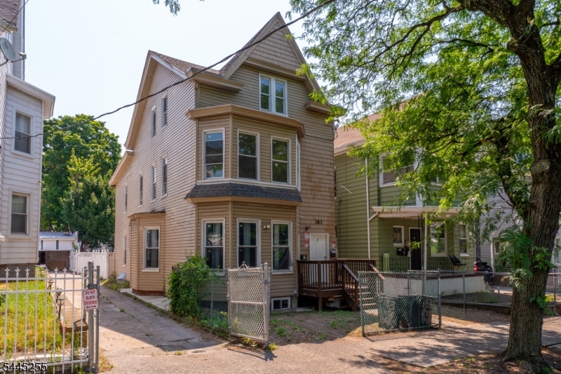 183 Graham Ave Property Photo 2