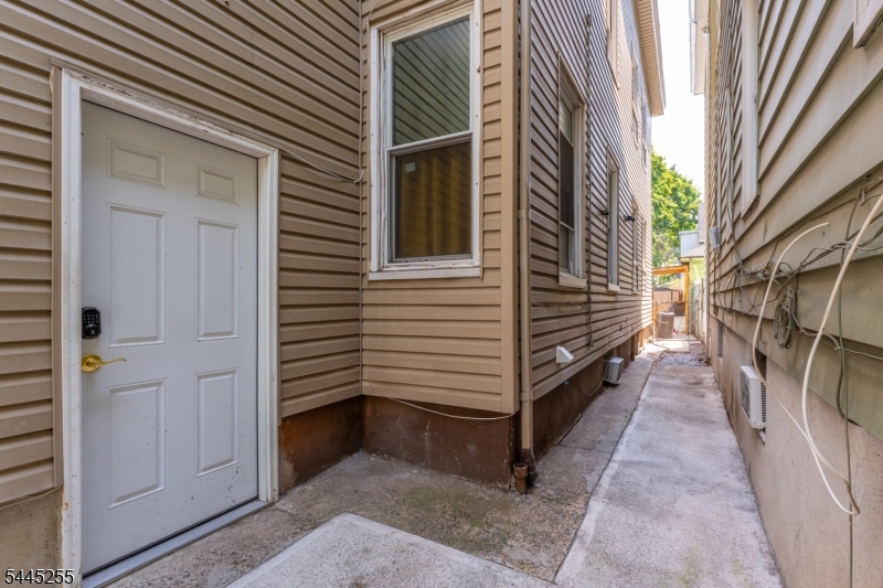 183 Graham Ave Property Photo 3