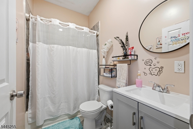 183 Graham Ave Property Photo 11