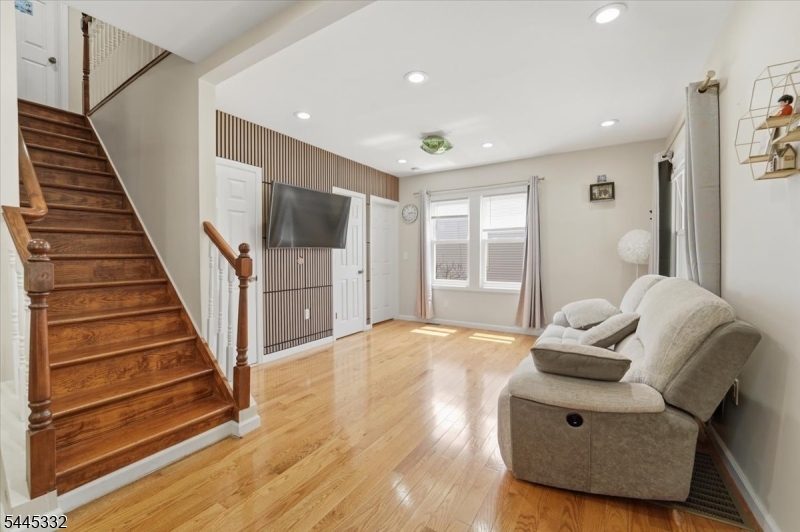 409 Hancock St Property Photo 12