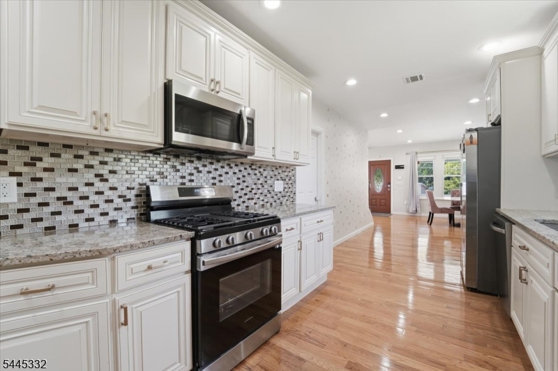 409 Hancock St Property Photo 21